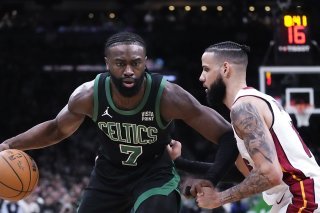 Jaylen Brown (7) déborde Caleb Martin pour une victoire probante de Boston. KEYSTONE/AP/Charles Krupa